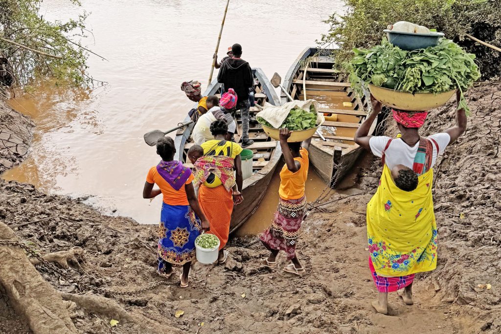 People_crossing_the_river